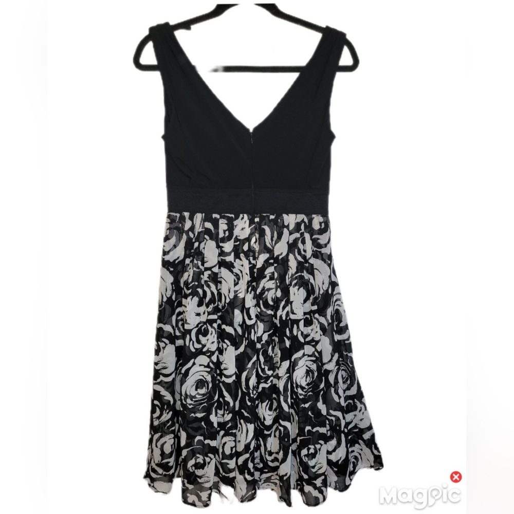 White House Black Market Sz 6 Dress Black White Floral Roses Sleeveless Lined